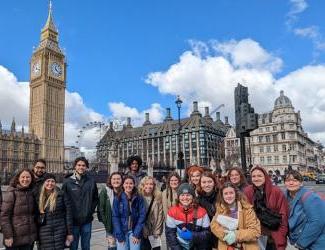 学生们在伦敦摆姿势拍照.